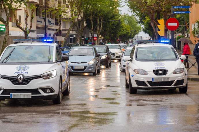 Archivo - Dos coches de policía durante la protesta de funcionarios de prisiones, policías, a 10 de abril de 2021 en Ibiza, Islas Baleares (España). 