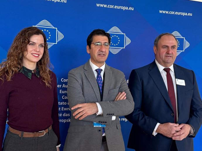 La directora general de Asuntos Europeos, Nazareth Rodrigo, el vicepresidente segundo de C-LM, José Manuel Caballero, y el consejero de Agricultura, Julián Martínez Lizán