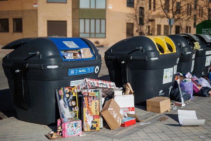 Archivo - Contenedores de papel y cartón repletos de envoltorios de regalos, a 25 de diciembre de 2023, en Madrid (España). 