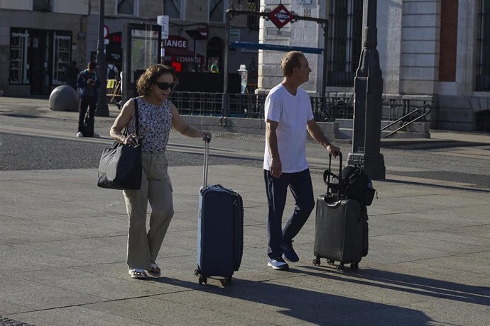 Archivo - Turistas con maletas por el centro de la ciudad, a 19 de julio de 2025, en Madrid (España). 
