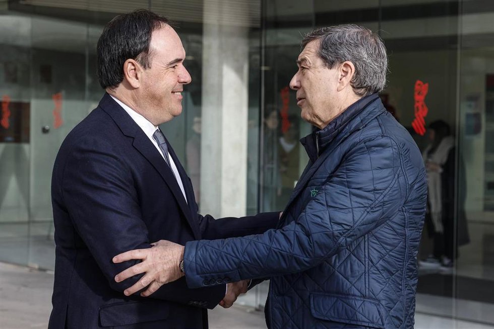 El 'president' de la Generalitat Valenciana, Juanfran Pérez Llorca (i), y el conseller de Sanidad, Marciano Gómez (d), durante la presentación de la Estrategia en Cáncer de la Comunitat Valenciana 2026-2030