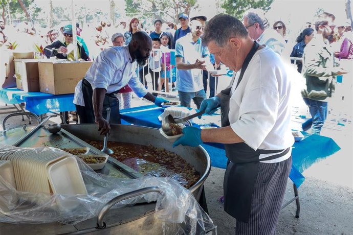 Archivo - Reparto de cocido madrileño gratis en la Pradera de San Isidro, a 15 de mayo de 2023, en Madrid (España)