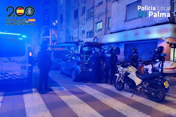 Una cocina precintada y un coche robado recuperado, el balance de una operación policial en un bar de Palma.
