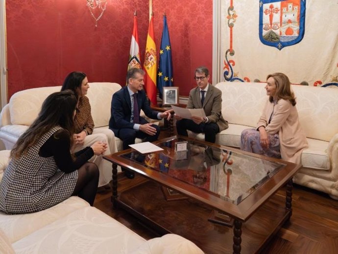El presidente del Gobierno de La Rioja, Gonzalo Capellán recibe a los responsables del Servicio de Neumología del SERIS, entre ellos el doctor Carlos Ruiz, jefe de Servicio
