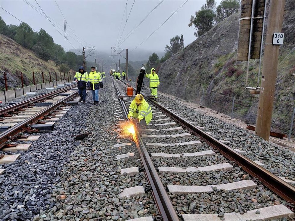 Varios operarios durante las obras de reparación de las vías en Adamuz, a 30 de enero de 2026, en Adamuz, Córdoba, Andalucía (España).