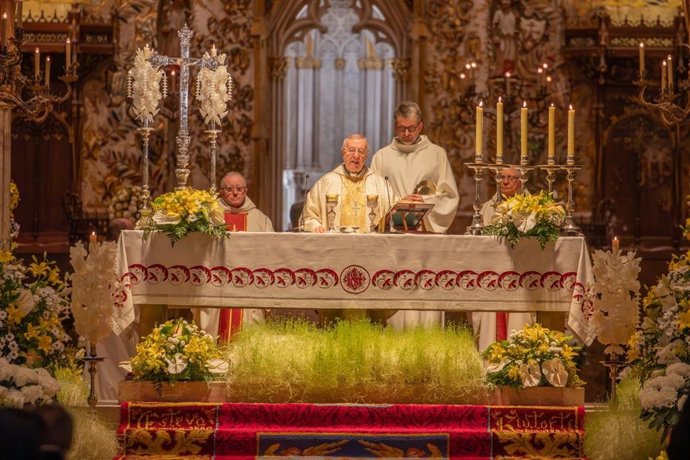 Archivo - El obispo de Mallorca, Sebastià Taltavull, preside una misa en la Catedral por el papa Francisco.
