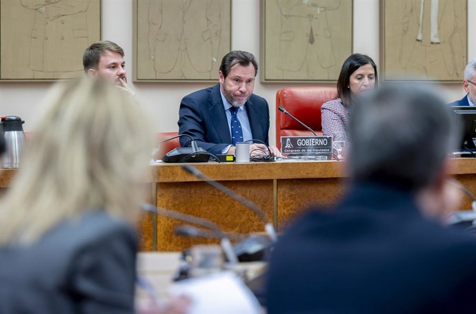 El ministro de Transportes y Movilidad Sostenible, Óscar Puente (c), comparece ante la Comisión de Transportes y Movilidad Sostenible, en el Congreso de los Diputados, a 3 de febrero de 2026, en Madrid (España). Puente comparece, a petición propia, para i