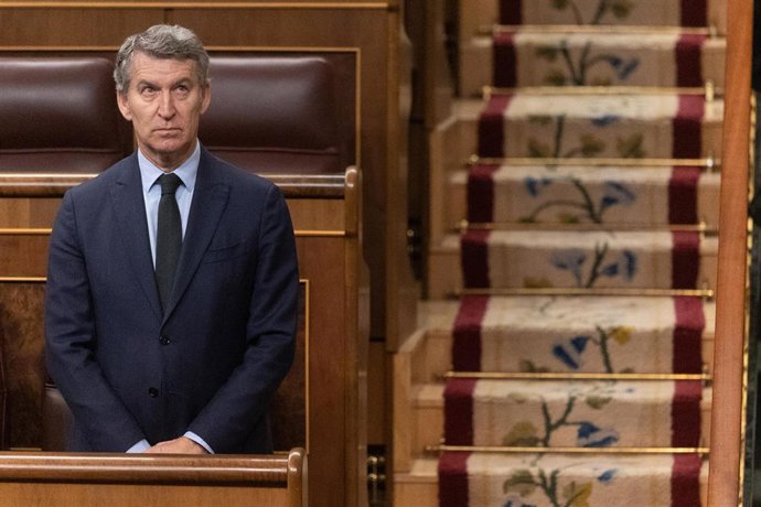 El presidente del PP, Alberto Núñez Feijóo, durante una sesión plenaria extraordinaria en el Congreso de los Diputados, a 27 de enero de 2026, en Madrid (España). 