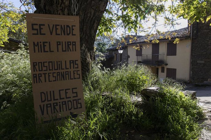 Archivo - Cartel de venta de miel ubicado en el término municipal de La Hiruela, a 6 de junio de 2021, en La Hiruela, Madrid, (España)