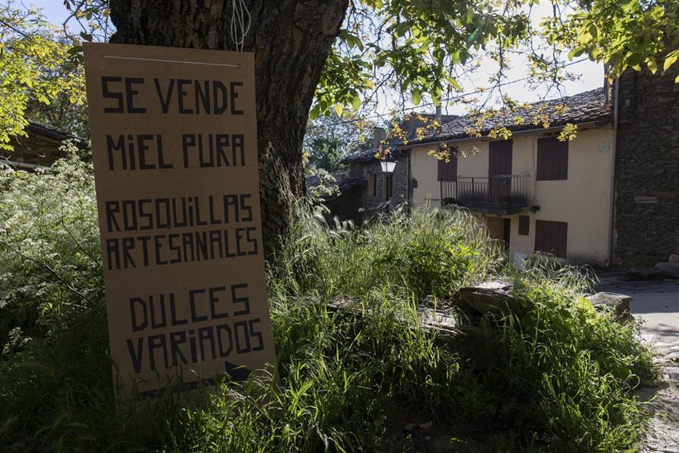 Archivo - Cartel de venta de miel ubicado en el término municipal de La Hiruela, a 6 de junio de 2021, en La Hiruela, Madrid, (España)