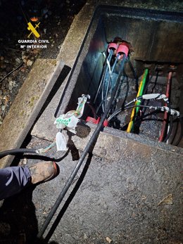 Cables dañados por el intento de robo.