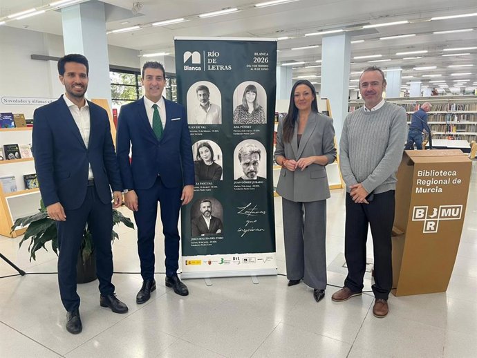La consejera Carmen Conesa, con el alcalde de Blanca, Ángel Pablo Cano, el director general de Patrimonio Cultural y el director de la Biblioteca Regional