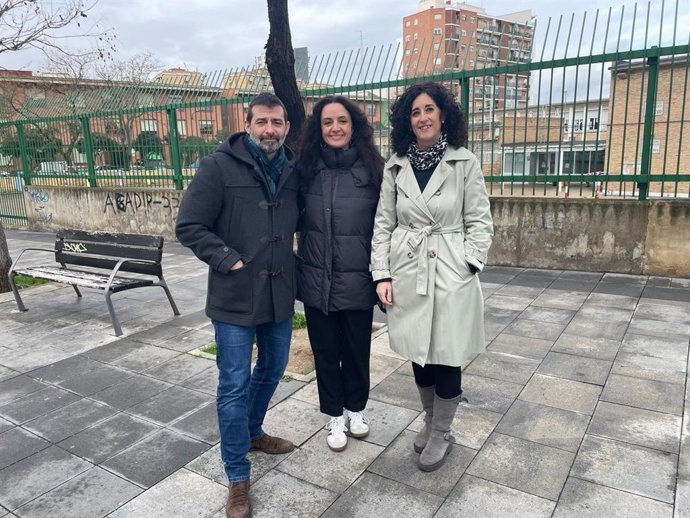 Los candidatos de IU-Movimiento Sumar a las Cortes de Aragón Álvaro Sanz, Marta Abengochea y Elena García.