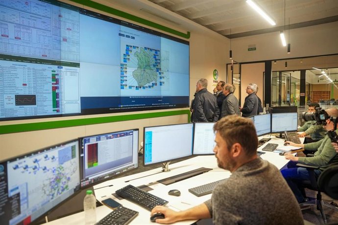 El alcalde de Sevilla, José Luis Sanz, en el Centro de Control de Emasesa para conocer los efectos de la borrasca Leonardo en la ciudad.
