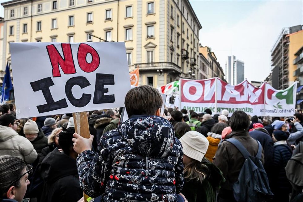 Manifestación en Milan para protestar por la presencia de agentes del Servicio de Control de Inmigración y Aduanas (ICE) en los Juegos Olímpicos de Invierno que acoge la ciudad italiana.