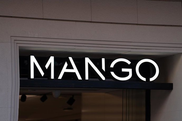 Archivo - Fachada de una tienda de  Mango.