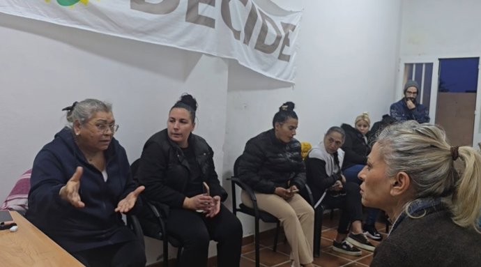 La coordinadora comarcal de IU en la costa dle Sol Occidental, Victoria Morales, se ha reunido con algunas de las familias afectadas.