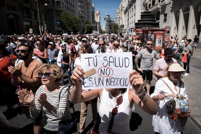 Archivo - Cientos de personas durante una manifestación por la sanidad pública y contra la política sanitaria del Gobierno de Ayuso, a 25 de mayo de 2025, en Madrid (España). 