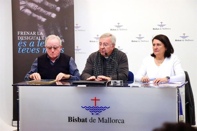 Archivo - (De izquierda a derecha) El consiliario diocesano, Antoni Vera; el Obispo de Mallorca, Sebastià Taltavull; y la delegada diocesana de Mans Unides Mallorca, Francisca Artigues, en una foto de archivo.