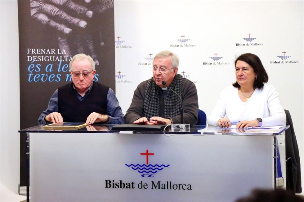 Archivo - (De izquierda a derecha) El consiliario diocesano, Antoni Vera; el Obispo de Mallorca, Sebasti Taltavull; y la delegada diocesana de Mans Unides Mallorca, Francisca Artigues, en una foto de archivo.