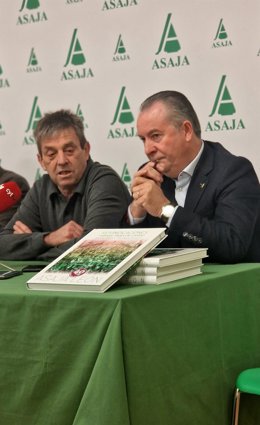 El presidente de Asaja Castilla y León, Donaciano Dujo (derecha), en la presentación del libro 'Reivindicaciones y servicios para un campo moderno y tecnológico', de José Antonio Turrado, secretario general de Asaja León.