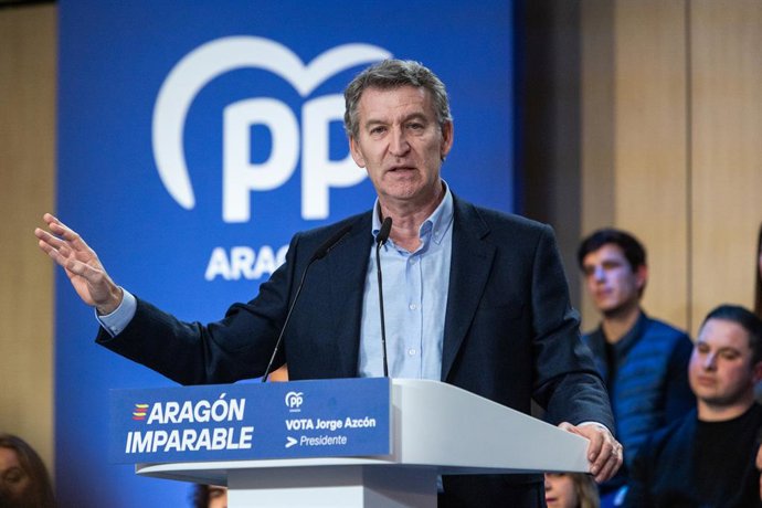 O presidente do Partido Popular, Alberto Núñez Feijóo, intervém durante o encerramento de um comício no Centro Sociocultural de San Julián, em 3 de fevereiro de 2026, em Teruel, Aragão (Espanha). O candidato popular à Presidência do Governo de Aragão,