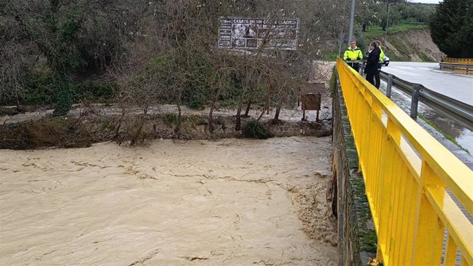 El alcalde de Jaén, Julio Millán, observa el río en el Puente Jontoya junto a otros repsonsables municipales.
