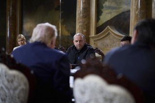 Archivo - December 28, 2025, Palm Beach, Fl, United States: Ukrainian Defense Secretary Rustem Umerov, center, listens to U.S President Donald Trump, left, during an expanded bilateral meeting with at Mar-a-Lago, December 28, 2025, in Palm Beach, Florida.