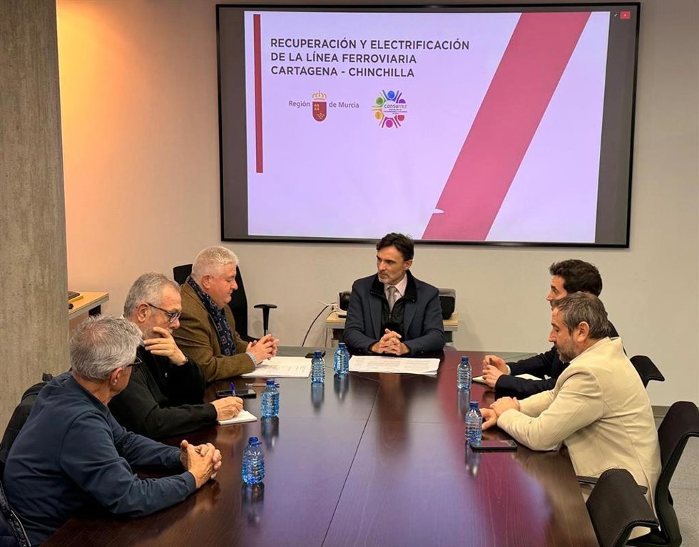 El consejero de Fomento de Fomento e Infraestructuras, Jorge García Montoro, durante el encuentro con el presidente de la asociación Consumur, Roberto Barceló