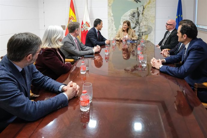 La presidenta de Cantabria, María José Sáenz de Buruaga, y el consejero de Salud, César Pascual, reciben a la Federación Española de Empresas de Tecnología Sanitaria (Fenin)
