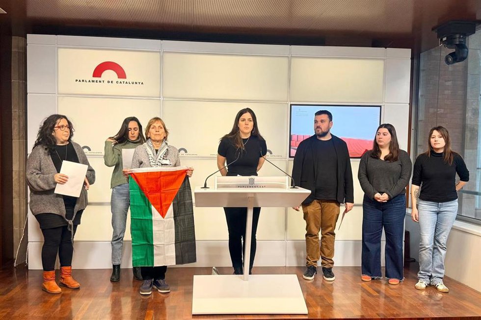 La representante de Prou Complicitat Alys Samson, la de de Setem Catalunya Roberta Parrilla, y los diputados Mar Besses (ERC), Andrés García Berrio (Comuns) y Laure Vega (CUP)