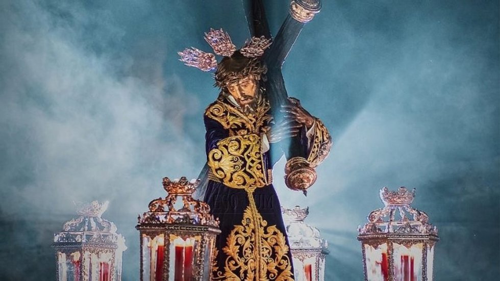 Imagen del Nazareno por el interior del conjunto arqueológico de Itálica.