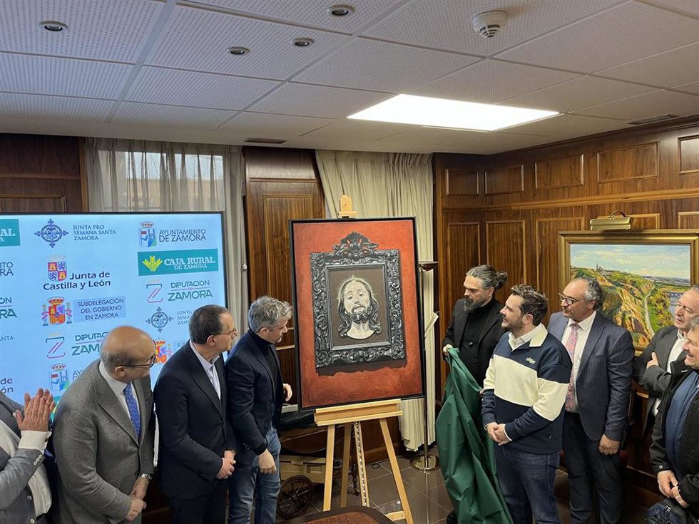 Autoridades y representantes de la Junta pro Semana Santa acompañan a Carlos Adeva (que sostiene la tela verde con la que estaba cubierto el cuadro) en la presentación del cartel oficial.