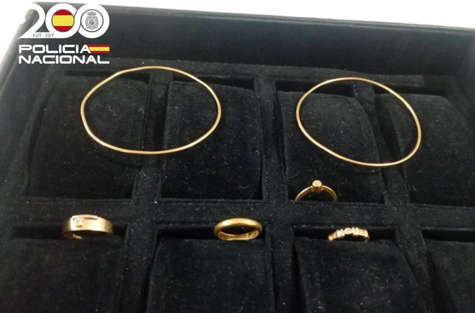 Algunas de las joyas supuestamente robadas por el sospechoso.