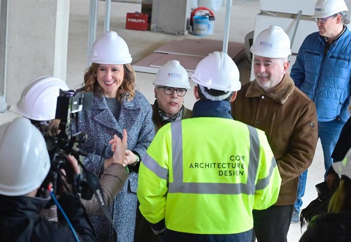 Imagen de alcaldesa de València, María José Catalá, en su visita a las obras en ejecución del futuro centro socio-cultural de Malilla