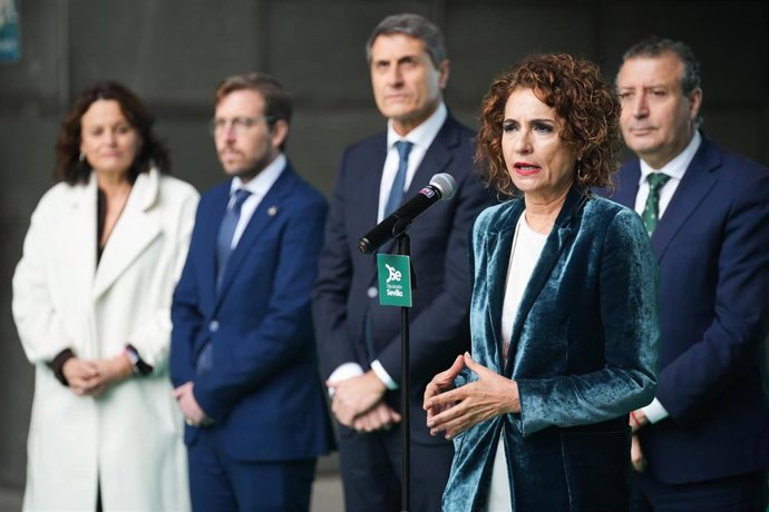 La vicepresidenta primera del Gobierno y ministra de Hacienda, María Jesús Montero, atiende a los medios, antes de presidir el acto de presentación del Plan EDIL de la provincia de Sevilla. (Foto de archivo).