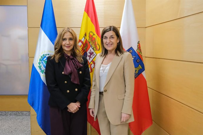 La presidenta de Cantabria, María José Sáenz de Buruaga, recibe a la embajadora de la República de El Salvador en España, Anabella Machuca