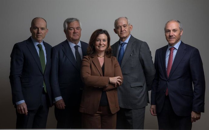 Archivo - De izda a dcha, socios fundadores de Atl Capital y Abante: Joaquín Casasús, Santiago Satrústegui, Gadea de la Viuda, Jorge Sanz y Guillermo Aranda.