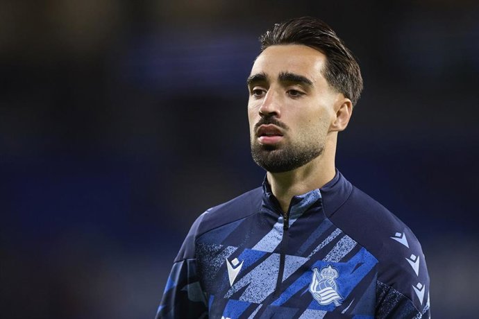 Archivo - El centrocampista de la Real Sociedad Brais Méndez, ante el Sevilla FC en Anoeta.