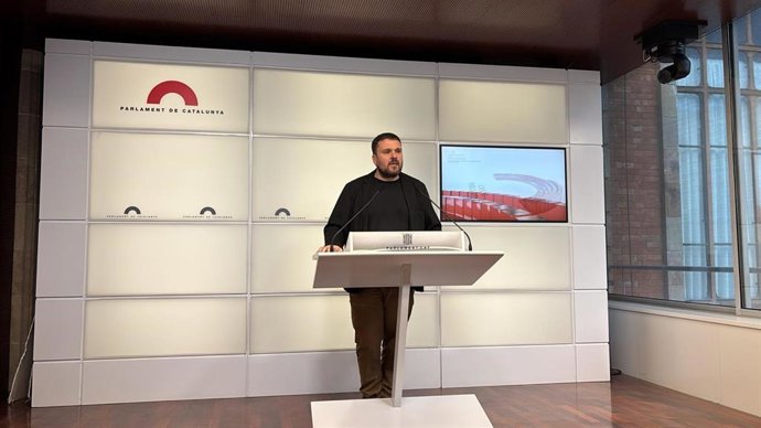 El diputado de los Comuns en el Parlament, Andrés García Berrio, en una rueda de prensa desde la Cámara