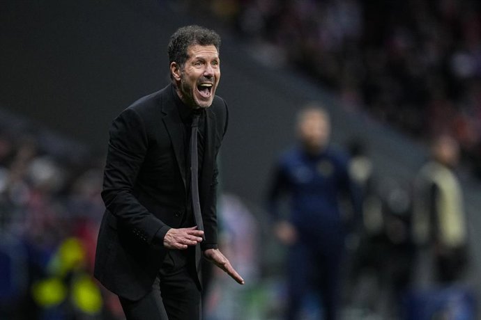 Diego Pablo Simeone, treinador principal do Atlético de Madrid, gesticula durante a partida da fase de grupos da Liga dos Campeões da UEFA 2025/26 entre o Atlético de Madrid e o FK Bodo/Glimt no estádio Riyadh Air Metropolitano, em 28 de janeiro de 2026, 