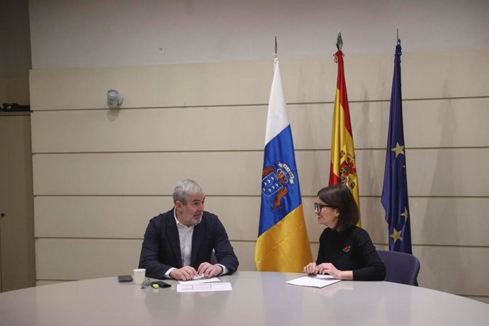 El presidente de Canarias, Fernando Clavijo, con la ministra de Infancia, Sira Rego, en una reunión