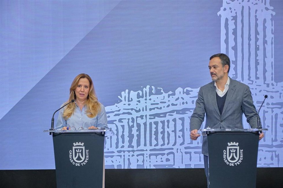 Archivo - La presidenta del Cabildo de Tenerife, Rosa Dávila, y el vicepresidente. Lope Afonso, en una rueda de prensa para dar cuenta de los acuerdos del Consejo de Gobierno