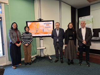 La representante de la Delegación de Educación, Clara Rodríguez (izda); la portavoz de Innoporc, Ana Lázaro; el presidente de Fundación Villa de Pedraza, Carlos Martín; la secretaria general de FES, Beatriz Escudero, y el presidente de AMES, José Horcajo