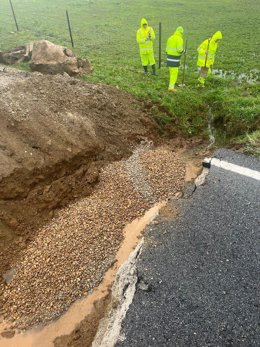 La Diputación de Cáceres trabaja en la reparación de la CC-350, tras abrirse un socavón debido a las lluvias