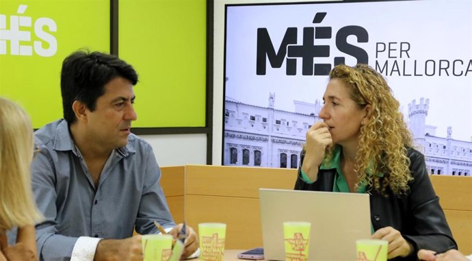 La portavoz de MÉS per Mallorca en el Consell insular, Catalina Inés Perelló, y el conseller Joan Llodrà.