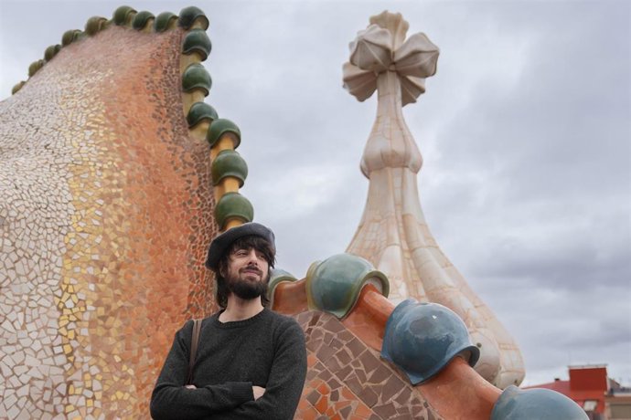 El escritor David Uclés posa durante la presentación de su novela 'La ciudad de las luces muertas', en la Casa Batlló, a 4 de febrero de 2026, en Barcelona