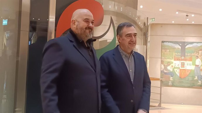 El presidente del EBB del PNV, Aitor Esteban, se reúne con el coordinador general de Podemos Euskadi, Richar Vaquero, en la sede de Sabin Etxea de Bilbao
