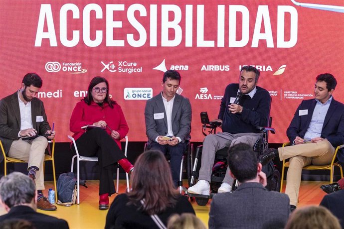 Expertos y representantes de administraciones públicas asistenn a un taller coorganizado por Fundación ONCE y el Ministerio de Ciencias, Innovación y Universidades para mejorar la movilidad de las personas con discapacidad en el transporte aéreo