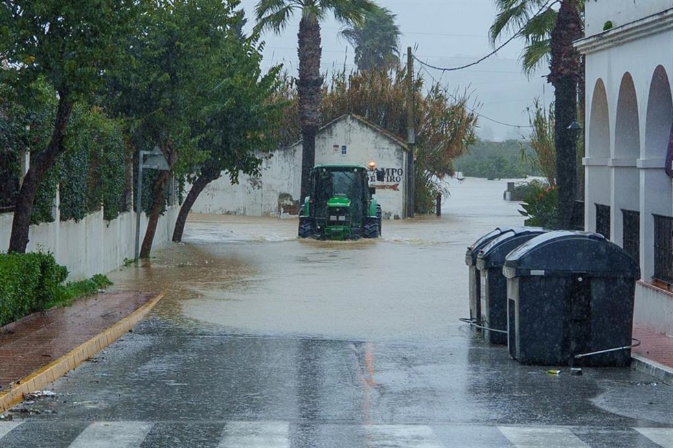 Una calle de San Martín del Tesorillo inundada por la crecida del río.